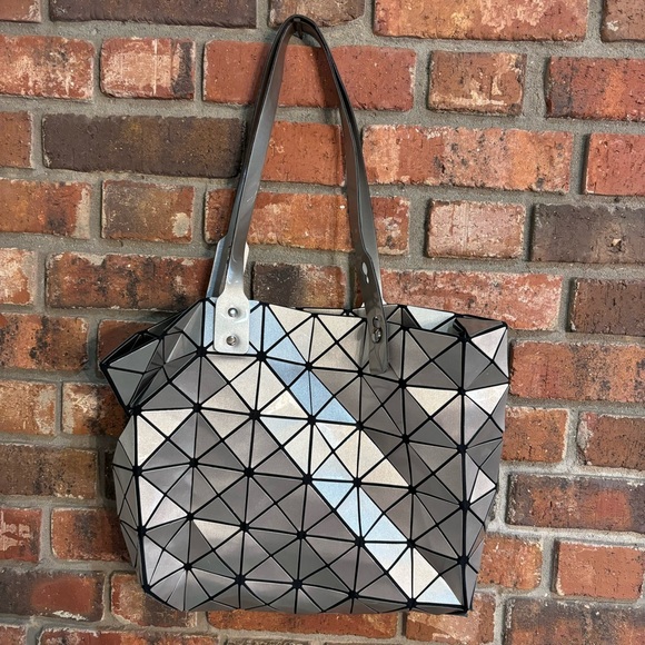 Womens geometric shiny shoulder strap tote bag silver - Picture 3 of 3